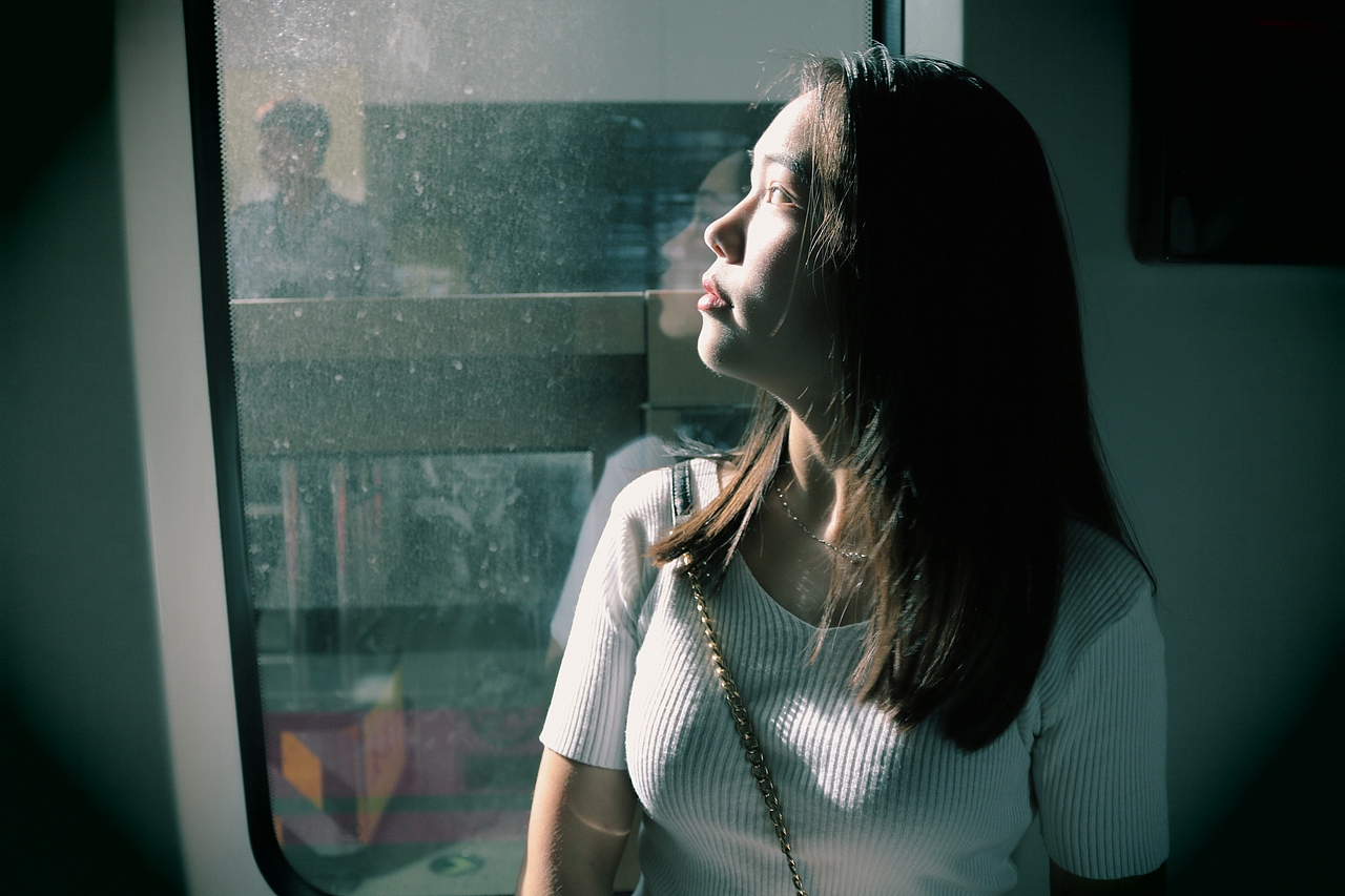 妹子忧郁的45度角仰望天空.