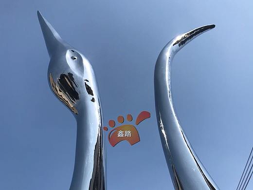 U型抽象天鹅不锈钢镜面雕塑 水景雕塑工程案例展示