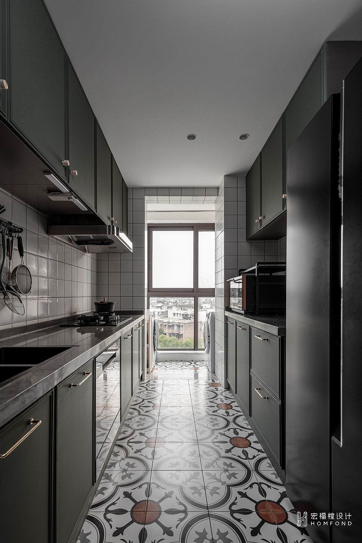 生活阳台与厨房空间在视觉上融合,为室内引入更多的自然光线的同时功能却各自独立。延续植物自然气息,方砖犹如盛开在脚边一朵朵的鲜花,让屋主在认真烹饪餐食时也能不经意感受到这份静谧中的美好。