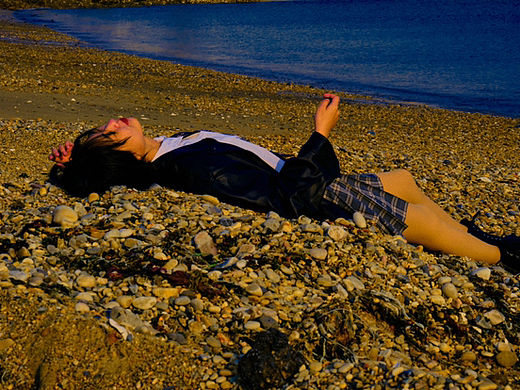 在小众海滩拍摄情绪人像