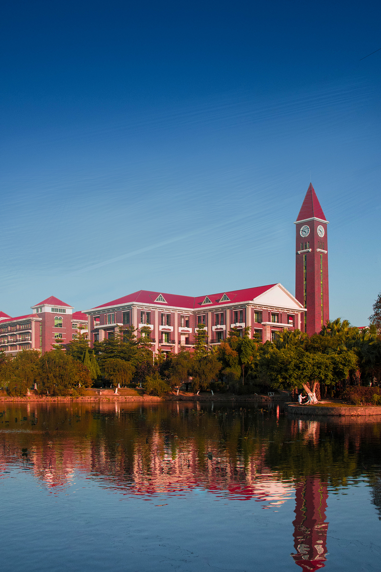 培正学院校园钟楼摄影