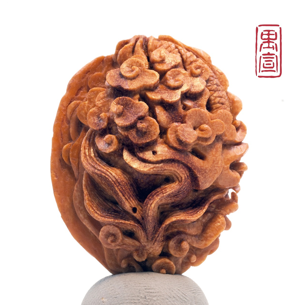 《云龙》双面桃核雕刻