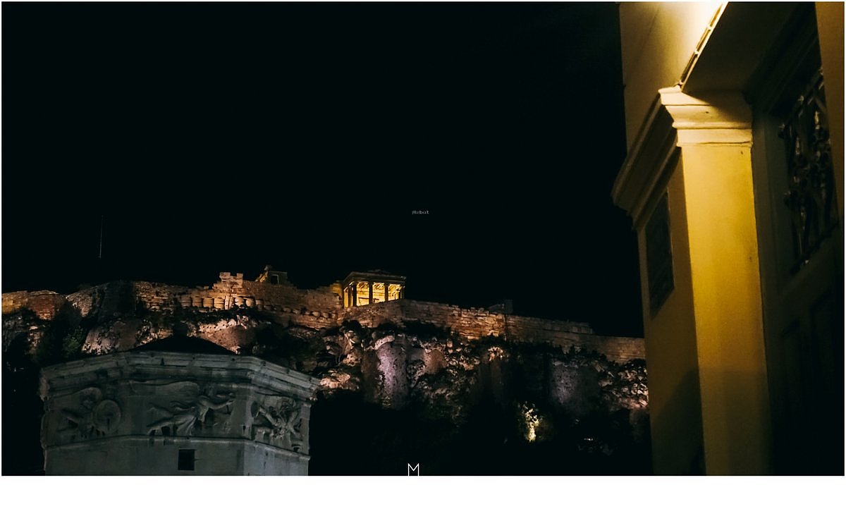 080:夜晚的卫城有一些照明可见的部分，最亮堂的那部分时伊瑞克提翁的大殿。