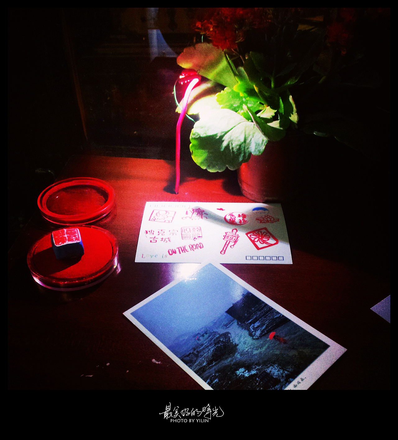 旁边有家明信片店，写了几张寄给朋友。