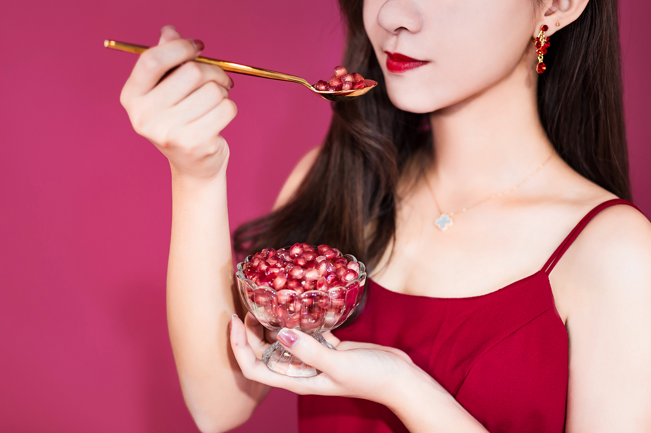 红石榴女王（图ZMTQwODE1NTk2） - 人像摄影 - 站酷设计师惡化的鋼筆症原创素材 - 站酷ZCOOL