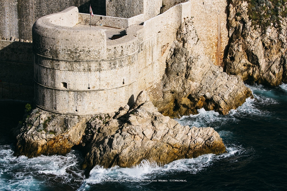 这部分我太喜欢了~如同巨龙的利爪一般盘踞海角。来讲讲这座华丽城堡的历史吧~杜布罗夫尼克是后期的名称，最初这里被称为拉古萨（Ragusa）在公元7世纪由一群难民而建，在14世纪之前，它经历了与各个国家纠葛的状态，并没有非常完整的独立体系。而14世纪至1808年，它以一个完全自由的国家存在，虽然附属于奥斯曼帝国之下。随后又是各国纠葛……直至最后南斯拉夫解体被并入克罗地亚共和国。虽然不停更迭的身份如同大部分欧洲的小镇……但是拥有历史也拥有美景的惊艳城向来被称作是亚得里亚海的明珠啊！