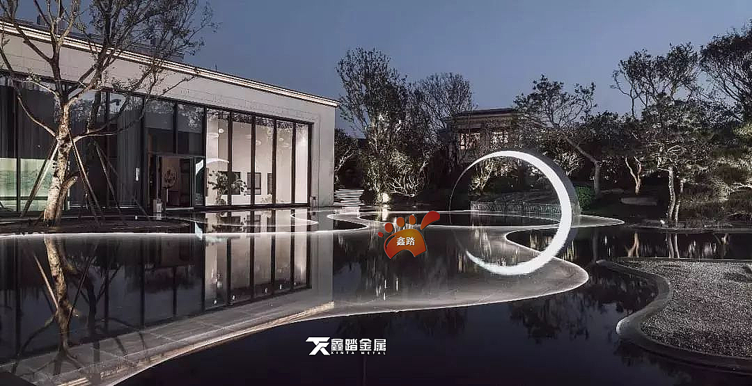 售楼处不锈钢发光月牙雕塑梦幻彩色灯光秀