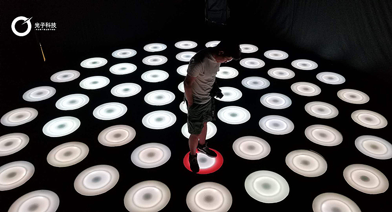 《彩色圆舞曲》新媒体艺术装置光影展亲子互动发光踏板 - 原创作品