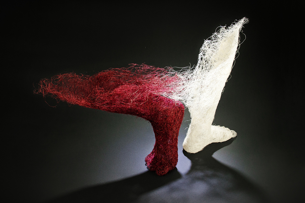 纤维雕塑《逆向一体》