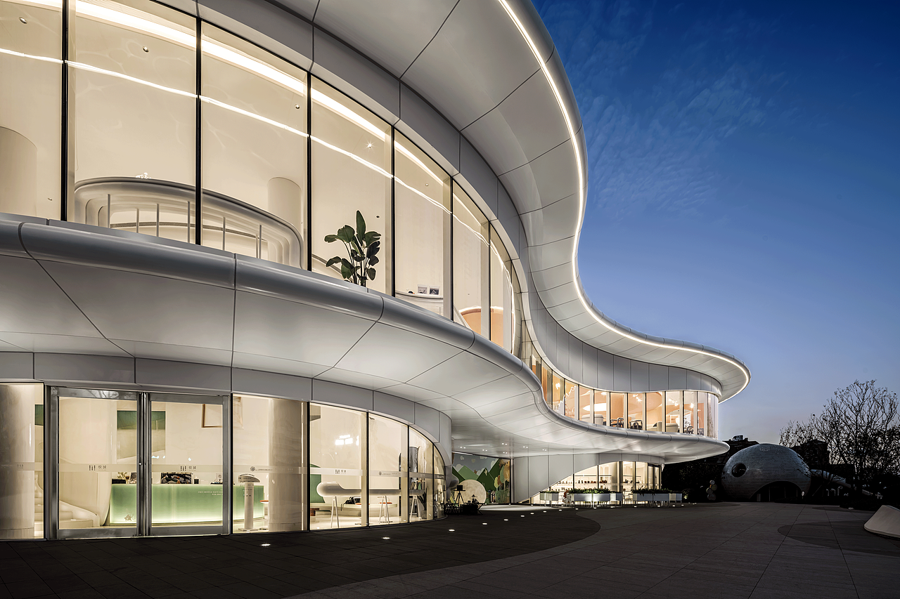 光润流畅的流线型外形与现代材质的融合,远远望去仿佛就能看到精灵和