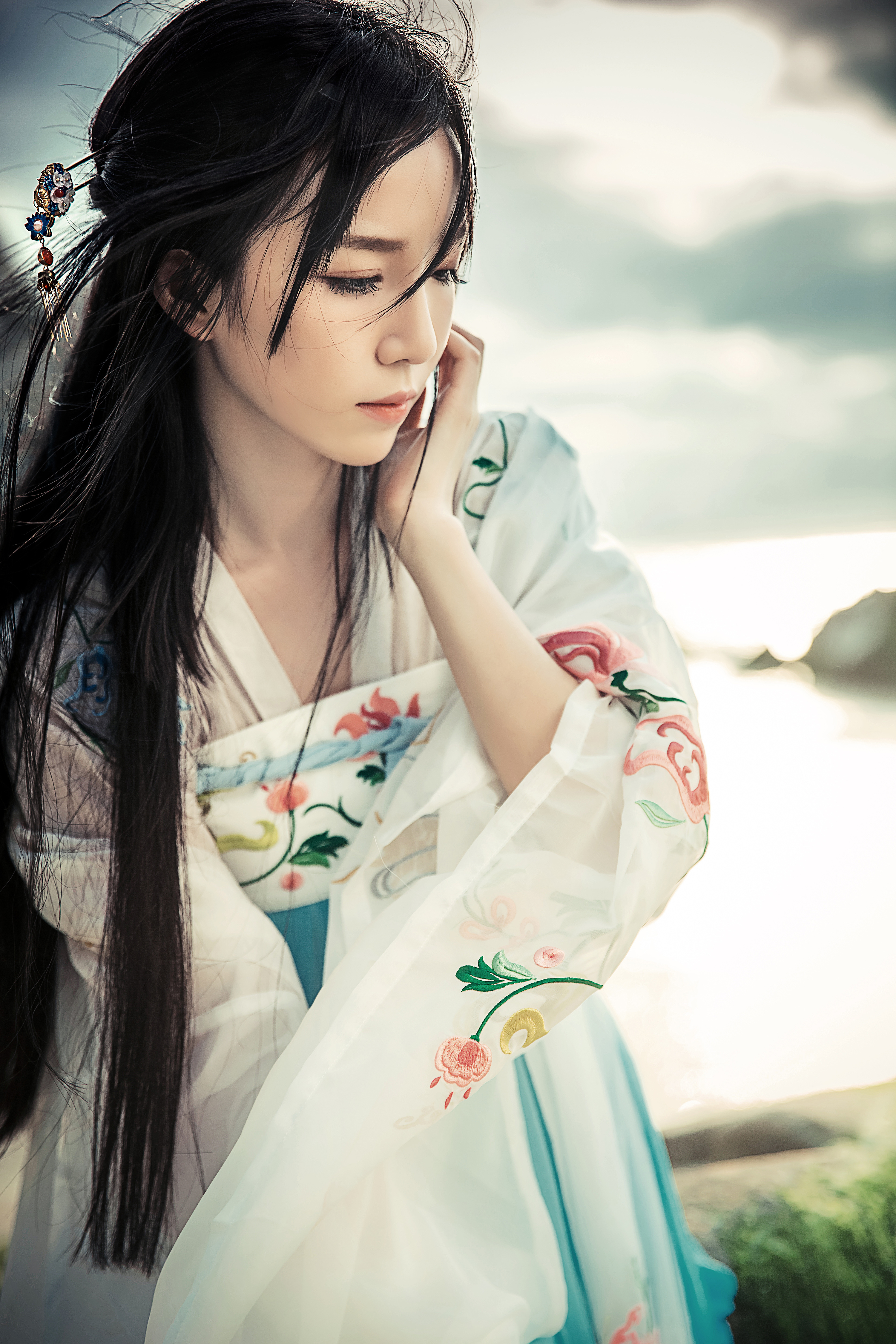 画眉流盼说不尽娇美之态,舞袖迎风飘飞带着万种风情.