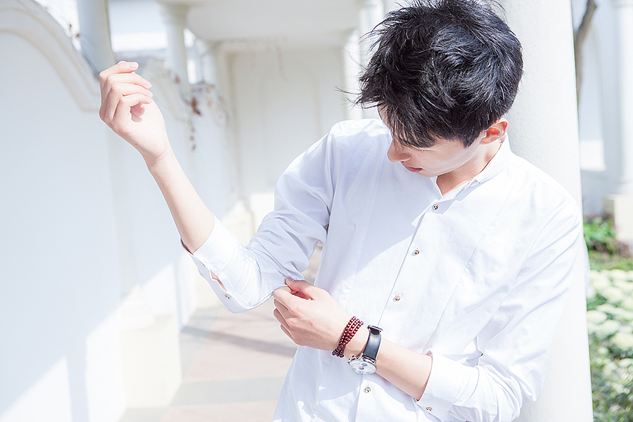 阳光下,他穿着白衬衫