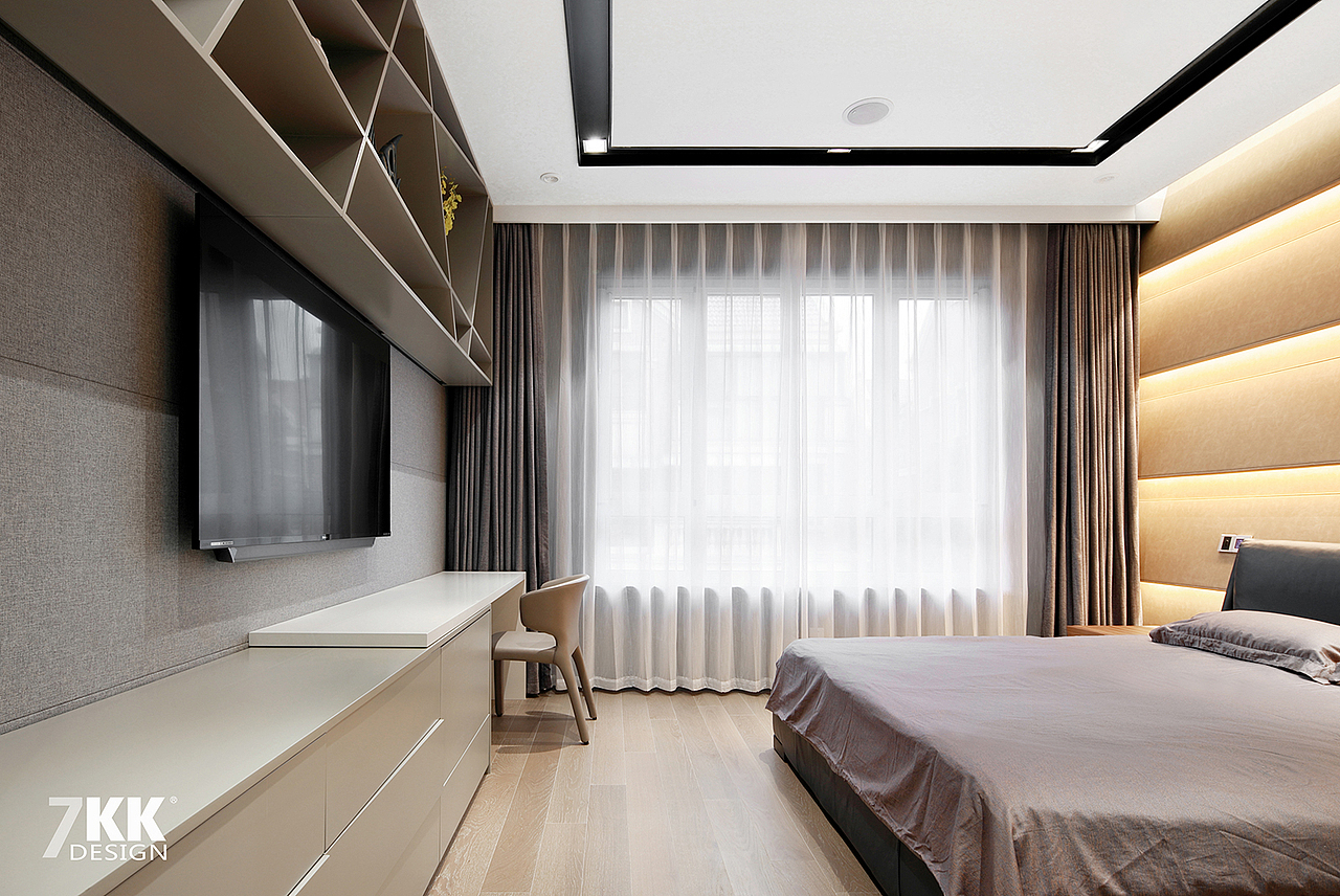 父母的卧室空间打造温馨舒适的睡眠环境,卧室背景墙采用软包造型墙内嵌灯带造型高品质的卧室空间,也让整体空间富有设计造型感。电视背景墙上方定制的米色烤漆吊柜作为装饰柜和下方定制的电视柜采用同样的材质。简约而又不简单的时尚。