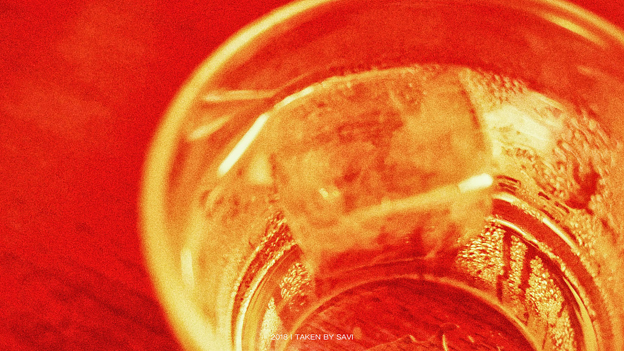 在暧昧的灯光之下,
清酒都映成了红色。<br>更何况我对面的,<br>你的脸?<br>