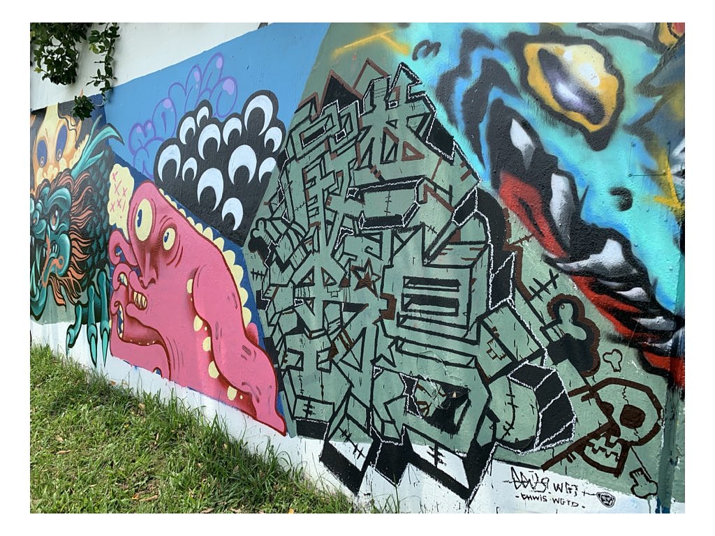 ▌中国涂鸦在台北合法涂鸦区写严禁涂鸦的男子