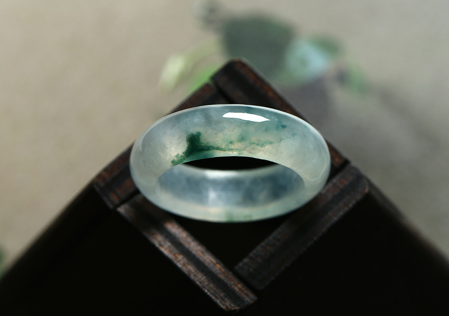 聚翠光廊——冰种飘花指环玉戒