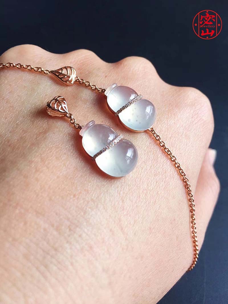 一缕仙藤上，两宝葫芦