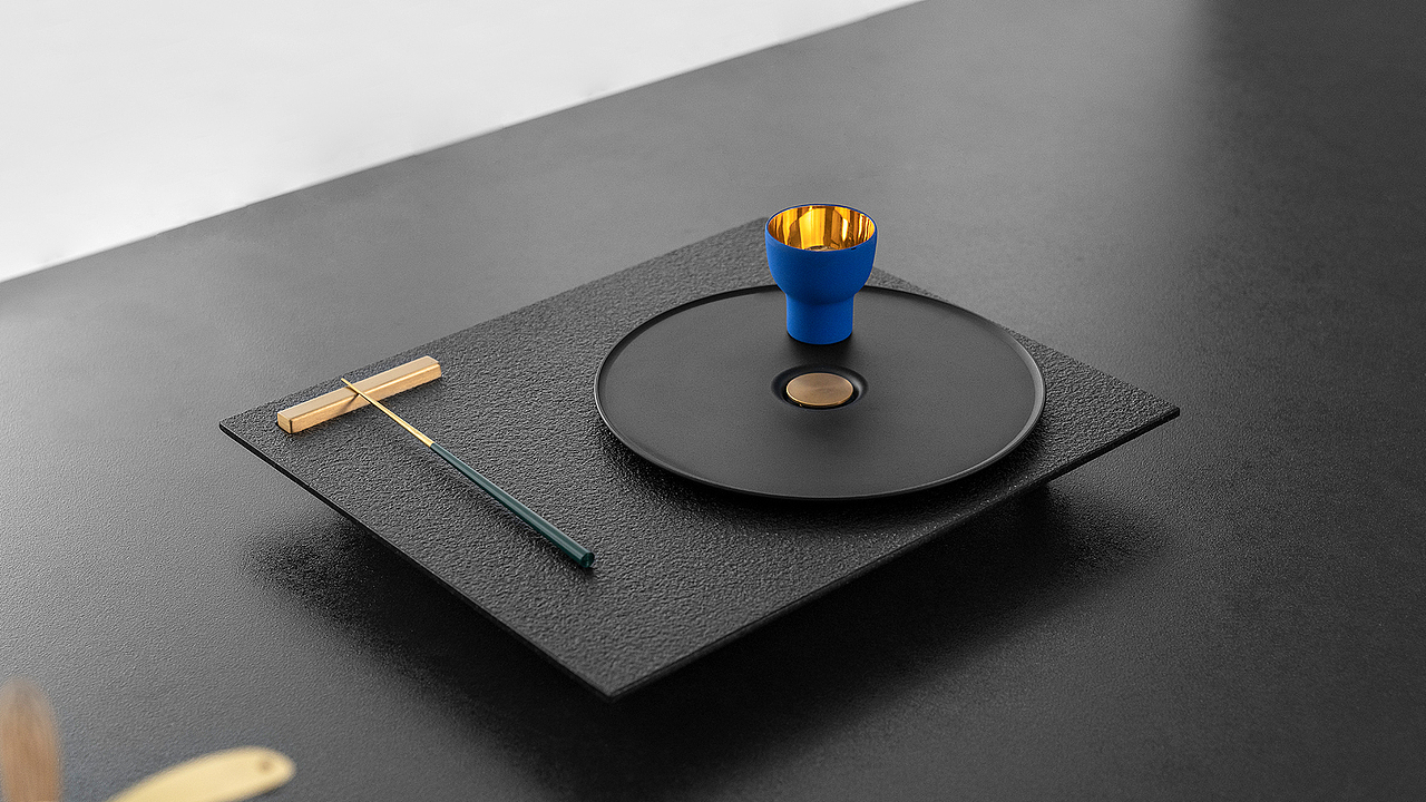 “初色”是一款双层式茶盘设计,灵感汲取黑胶唱片机,将音乐融入生活器物,在流动的氛围中,定格独特的音乐篇章,