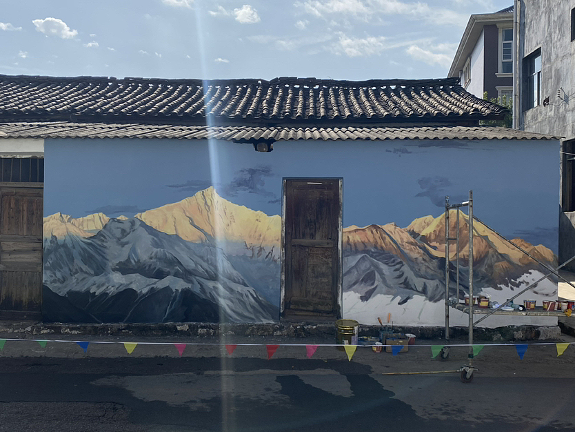墙体彩绘梅里雪山 日照金山