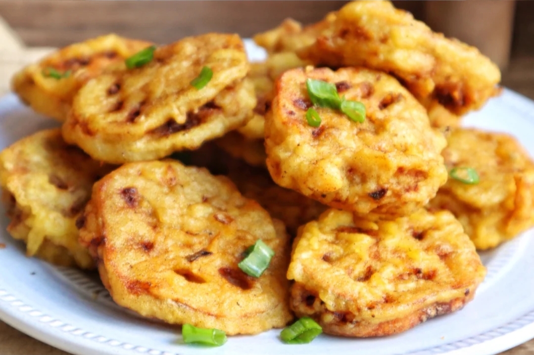 原料藕,文蛤 ,肉,生粉,姜,葱文蛤炸藕饼的制作方法1,将藕洗净削皮,将