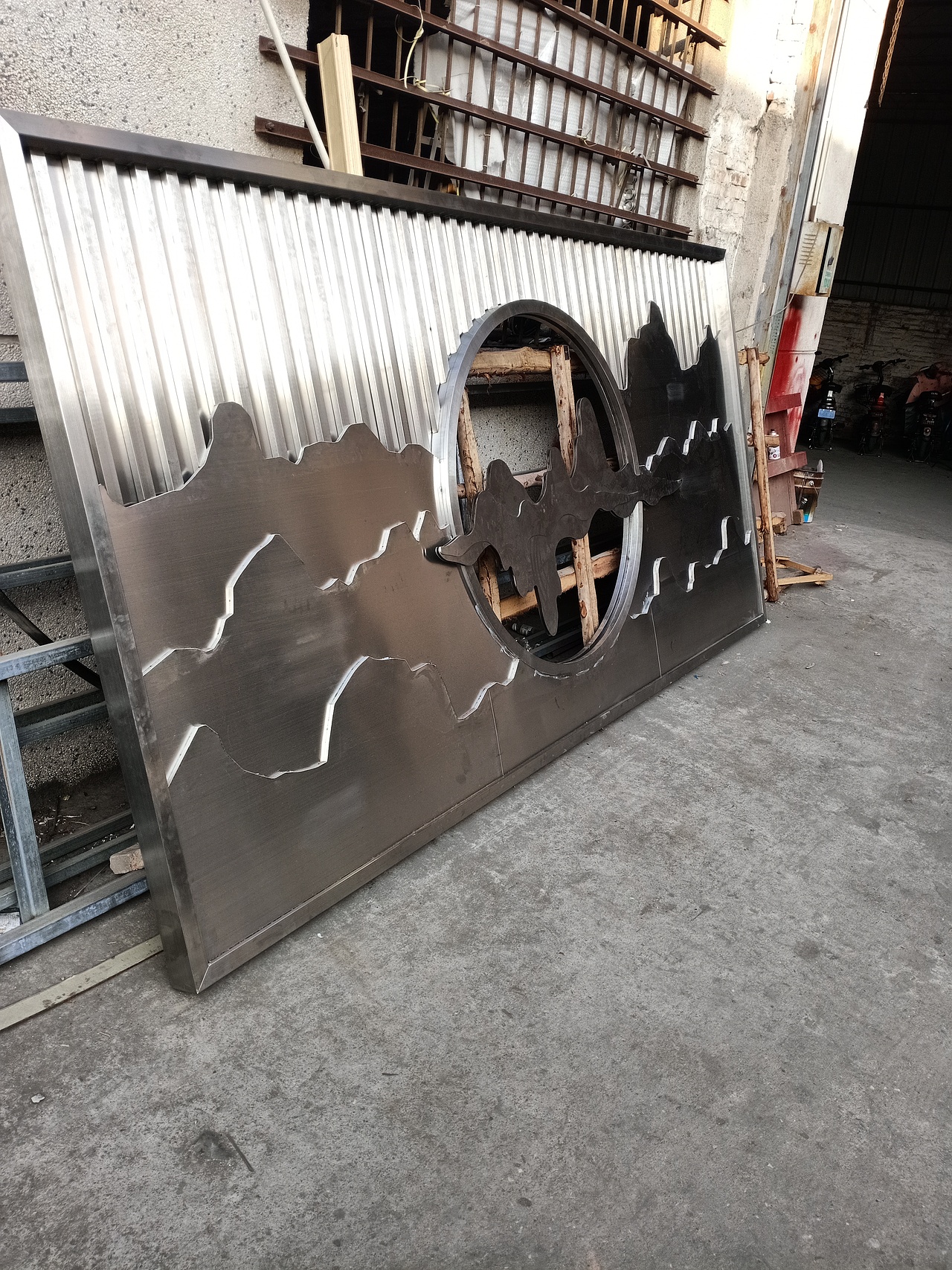 仿铜拉丝不锈钢焊接花格屏风传递着时尚的气息（图ZMjQ3MzExOTA0） - 家装设计 - 站酷设计师锢雅18566019743原创素材 - 站酷ZCOOL