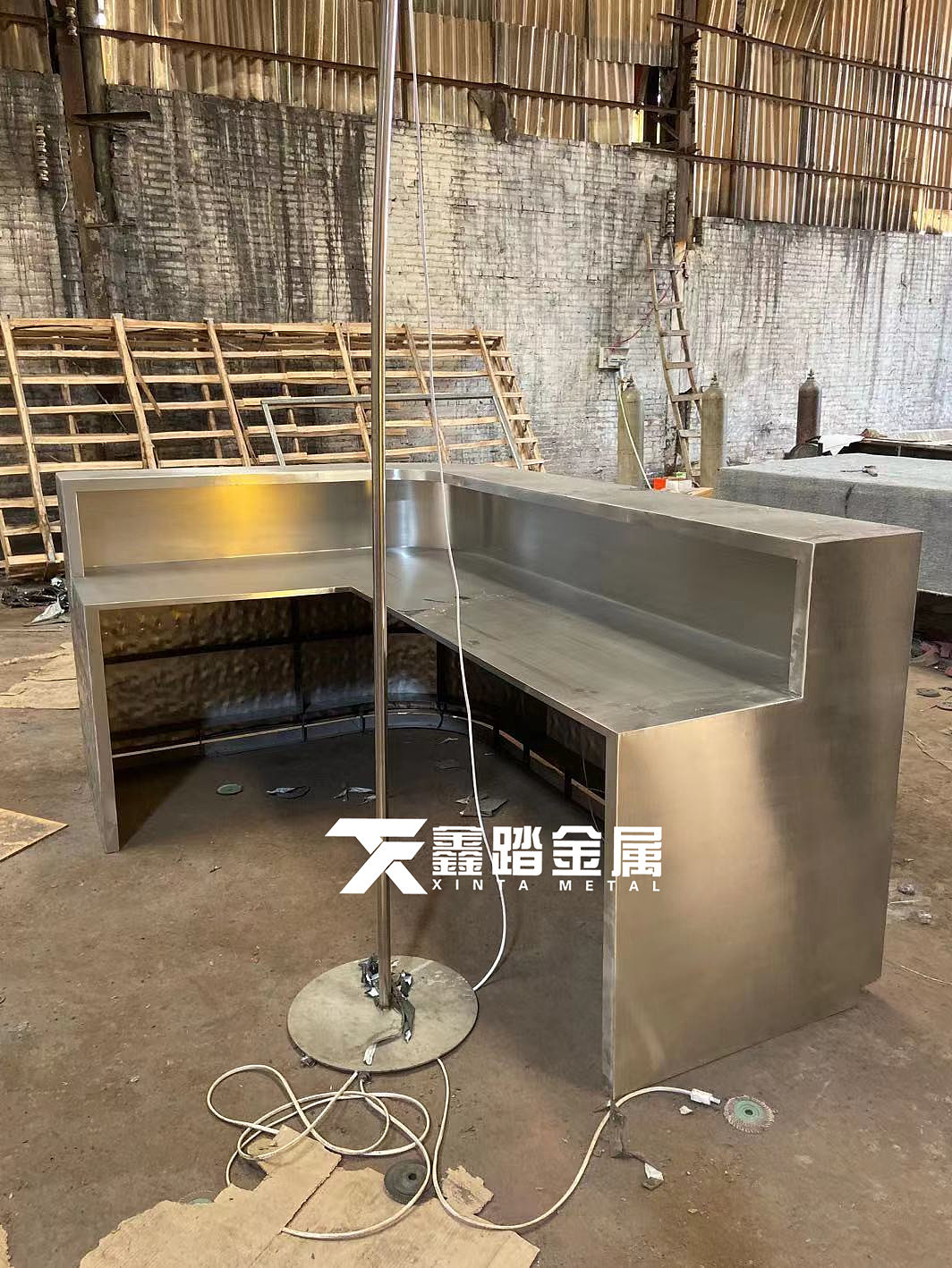 酒店会所不锈钢水波纹服务台 金属异形吧台