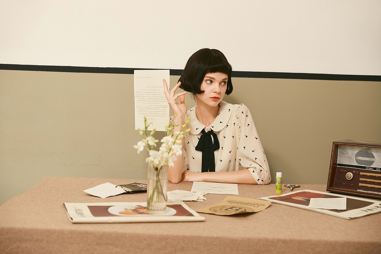 服饰摄影 cos电影《天使爱美丽》女装摄影海报乐趣文化