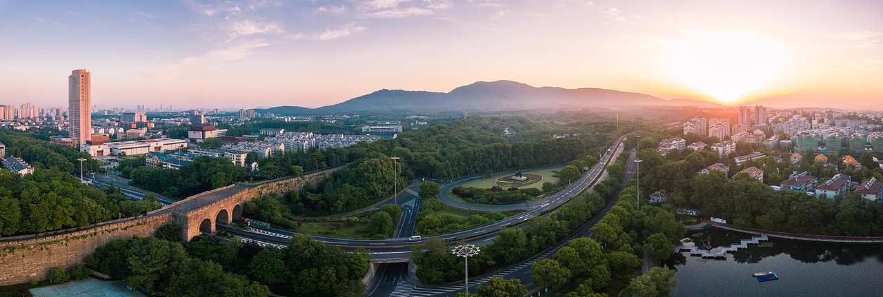 日出时的南京郊外紫金山全景