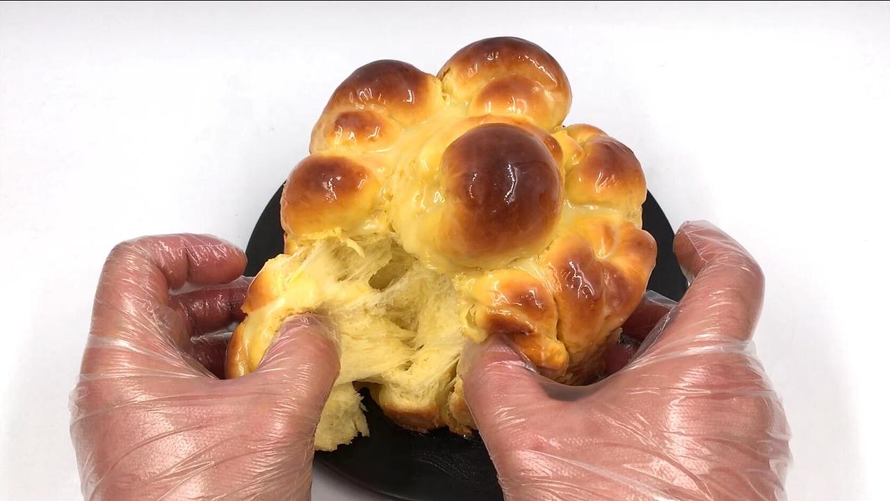 黄油炼乳面包,易操作手揉版,松软香甜,组织细腻。