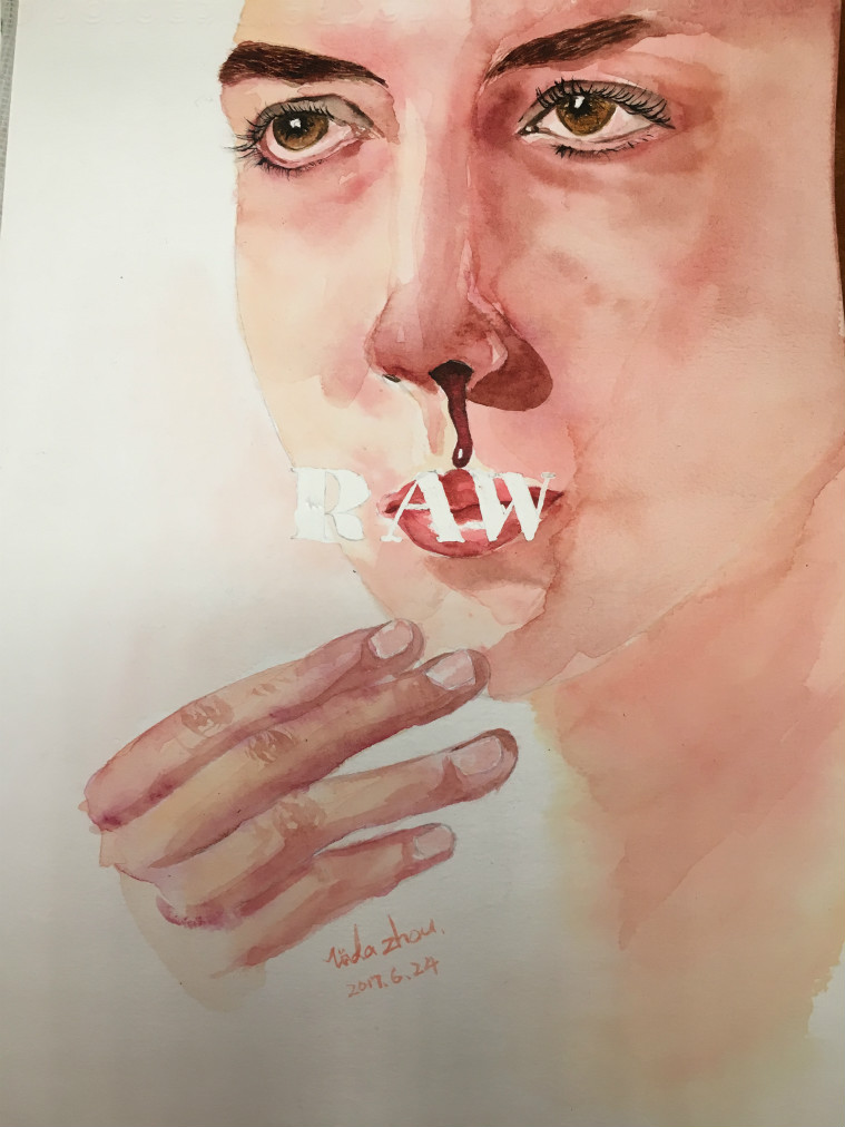 女主之所以流鼻血是因为看到她的同性恋男室友在球场上肆意挥洒汗水时身上那些肌肉跳动着，招摇着，她感觉是一堆肉体在激发她，所以居然越想越激动，就留出鼻血来了。。
