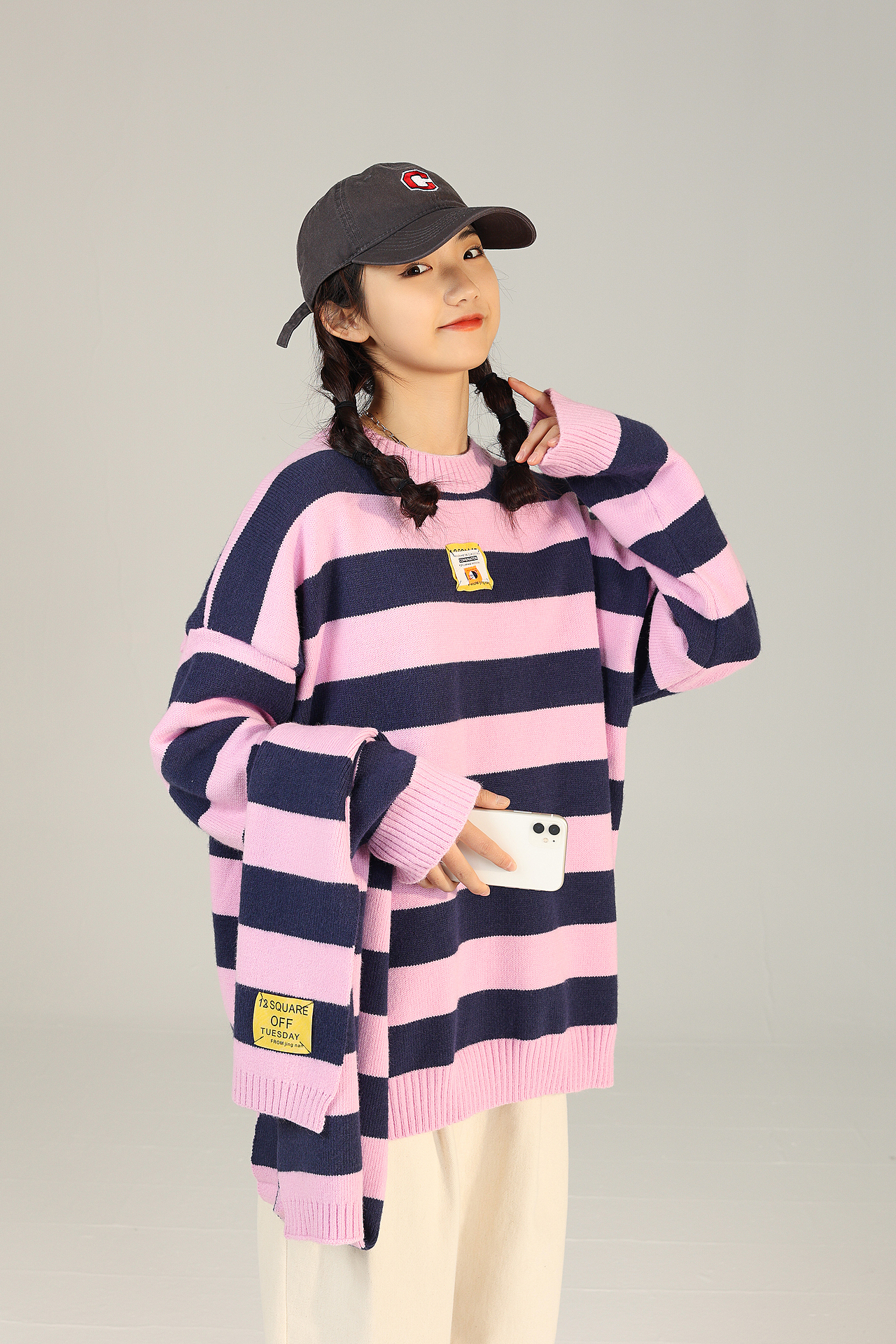 蓝绿背景可爱少女港风服饰摄影