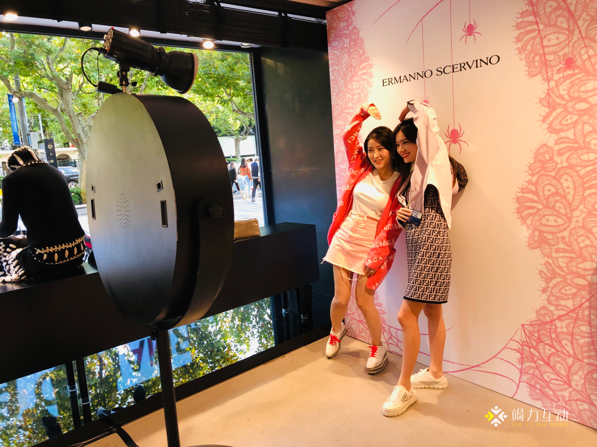 高端活动互动装置魔镜自助拍照装置上海站阿玛尼新品