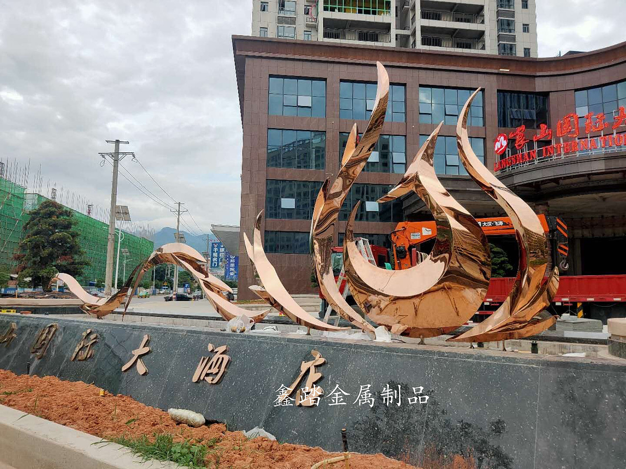 城市景观标志性不锈钢凤凰雕塑不锈钢雕塑制作三大步骤