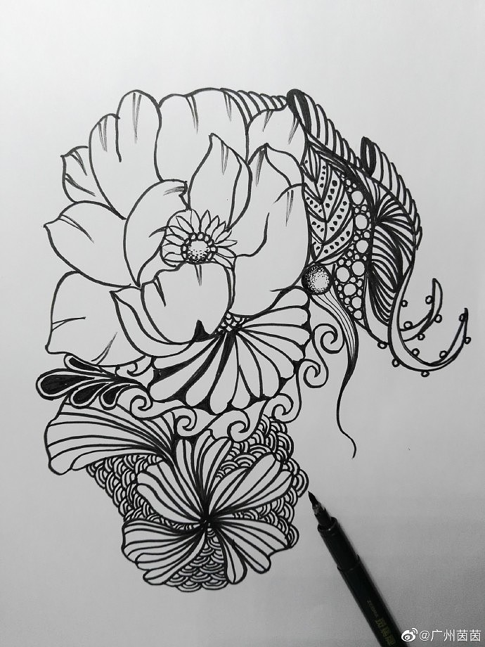 线条是画的筋骨命脉,禅绕画更是依赖错宗复杂纵横交错的线条彰显它的