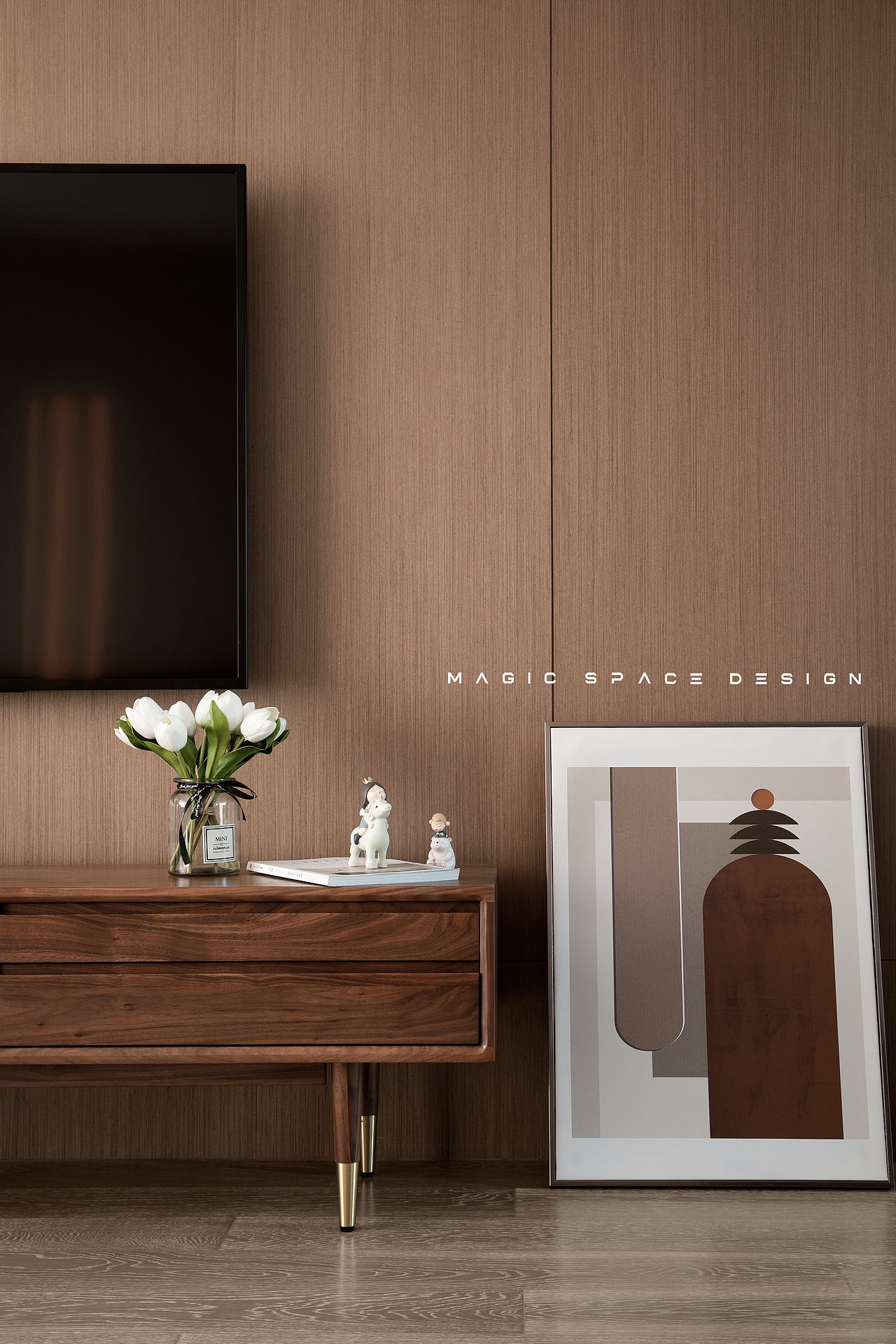 图|电视背景墙小景
相对充裕的空间和点缀式的颜色绿植搭配,雅致静谧,营造出最适宜的整体氛围,些许金属材质的融合,呈现出一种秩序之美。