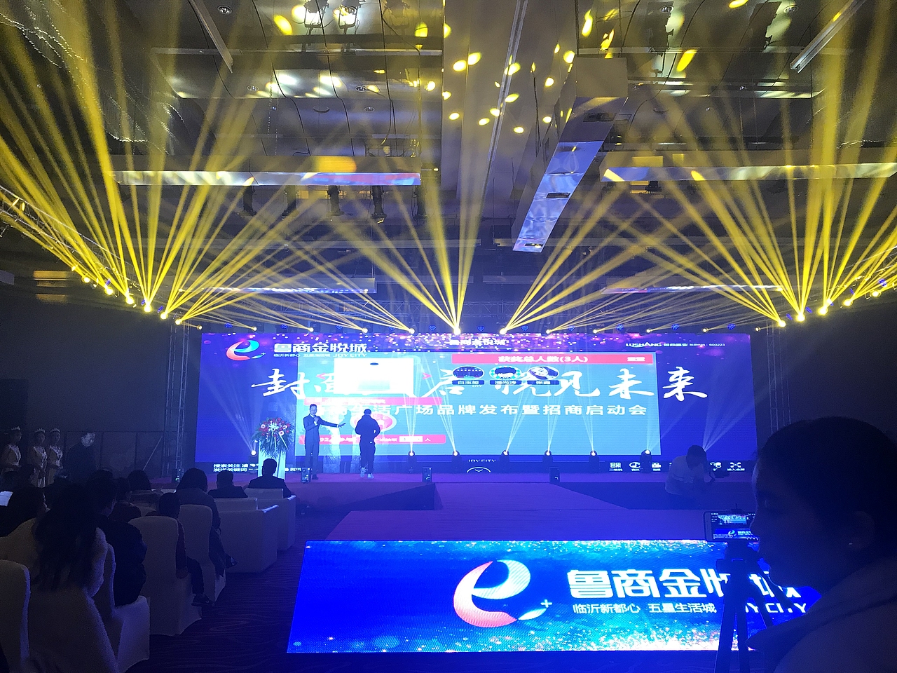 商业街发布会简约效果图及实际执行照片视频（图ZMTgzNzkwNDc2） - 场景 - 站酷设计师放狼的小羊原创素材 - 站酷ZCOOL