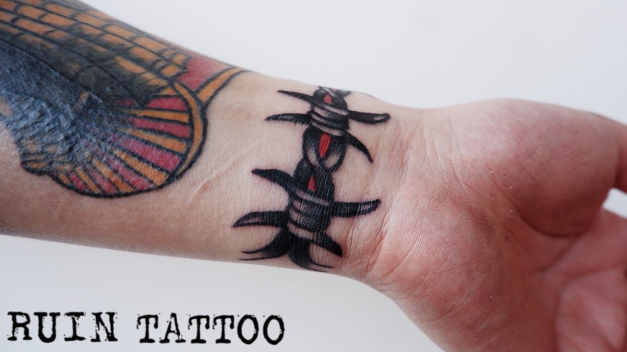 昆明纹身old school荆棘手环 废墟刺青