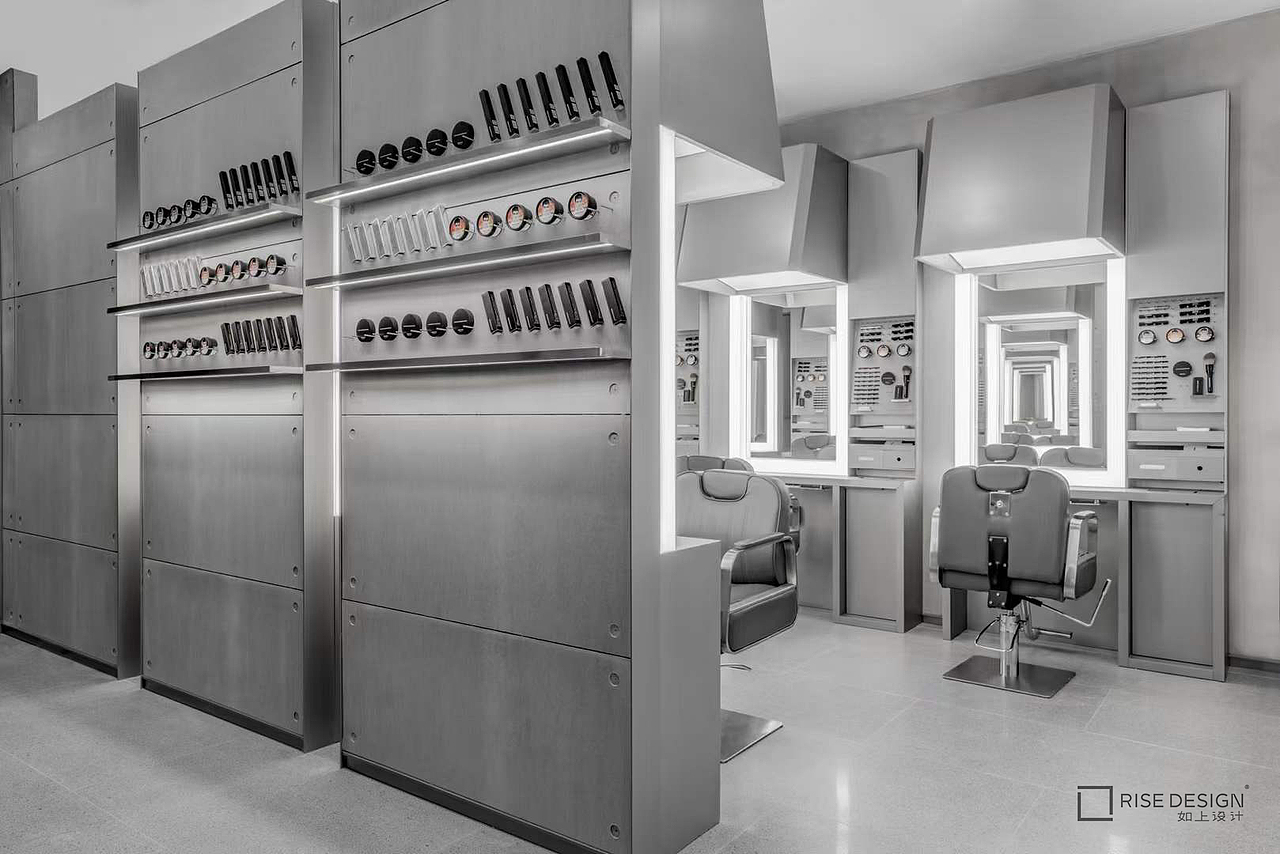 店铺中的每一处细节都蕴含着匠人精神,可调节的舒适座椅、开放式空间布局、特别定制的修眉剪刀,无一不用尽了巧思,高颜值与高品位并存,掀起一场匠心与现代感兼容的艺术审美浪潮。