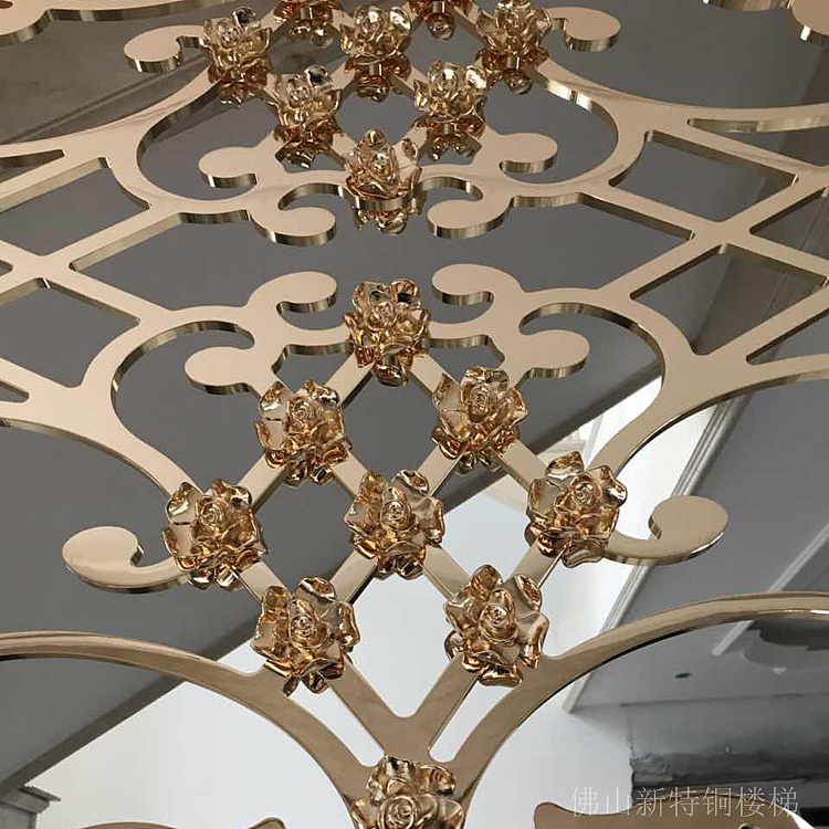 好好的铜雕刻屏风玄关 就这样做