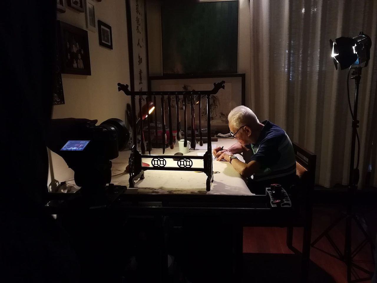 2018年,他的绘本《平如美棠:我俩的故事》在英国、美国、法国、西班牙、韩国等9个国家和地区出版。CGTN摄制组便根据饶平如曲折的一生和所创作的绘本拍摄了这部纪录片。