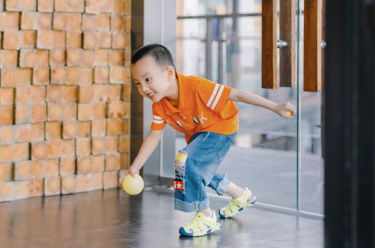 我的小鬼小鬼 逗逗你的眉眼 让你喜欢这世界