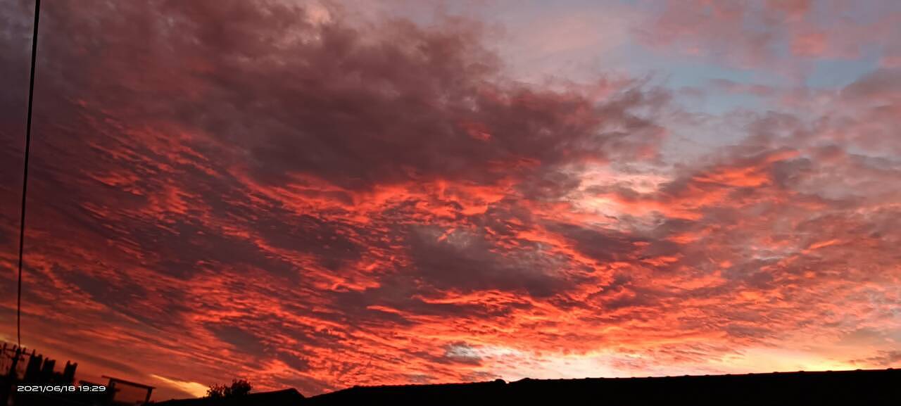 晚霞肆意嚣张，浸红了天空的脸庞（图ZMjY1NzgxNTY0） - 风光摄影 - 站酷设计师涼笙戨原创素材 - 站酷ZCOOL