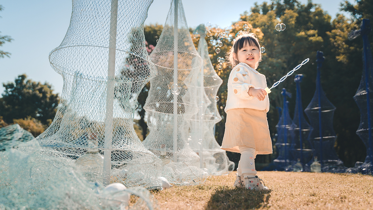 站在光里吹着泡泡的女孩儿