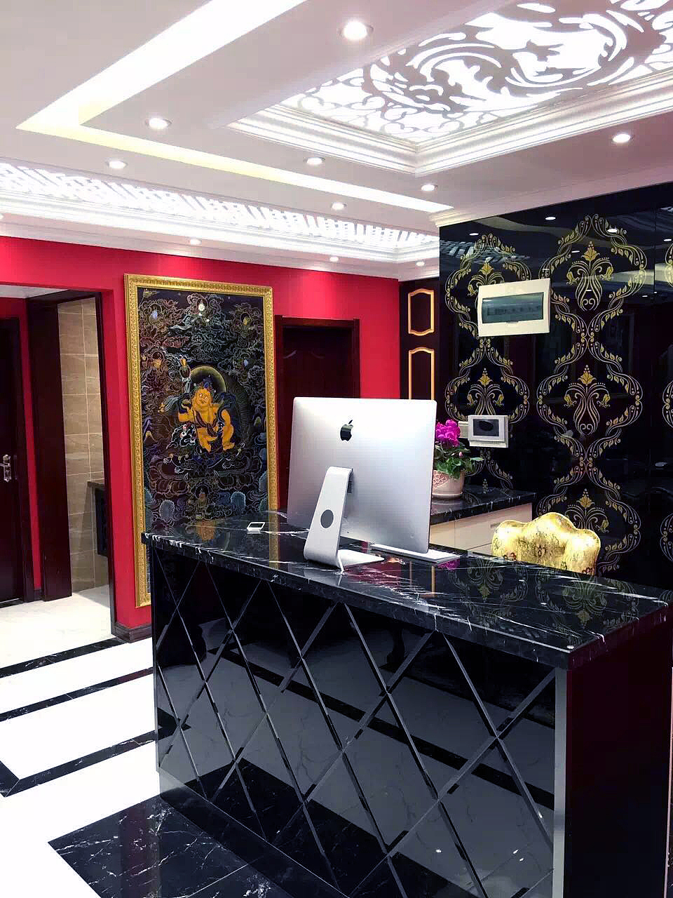 它就自己挂在墙上