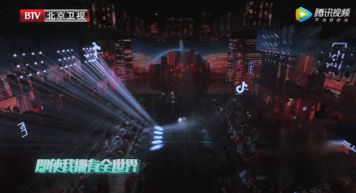 <br>你的答案<br><br><br>使用歌词中的关键字<br><br>搭配动感十足的线条<br><br>歌词从主屏到地屏缓缓流动<br><br>一次次将歌曲推向情绪的高潮<br><br>