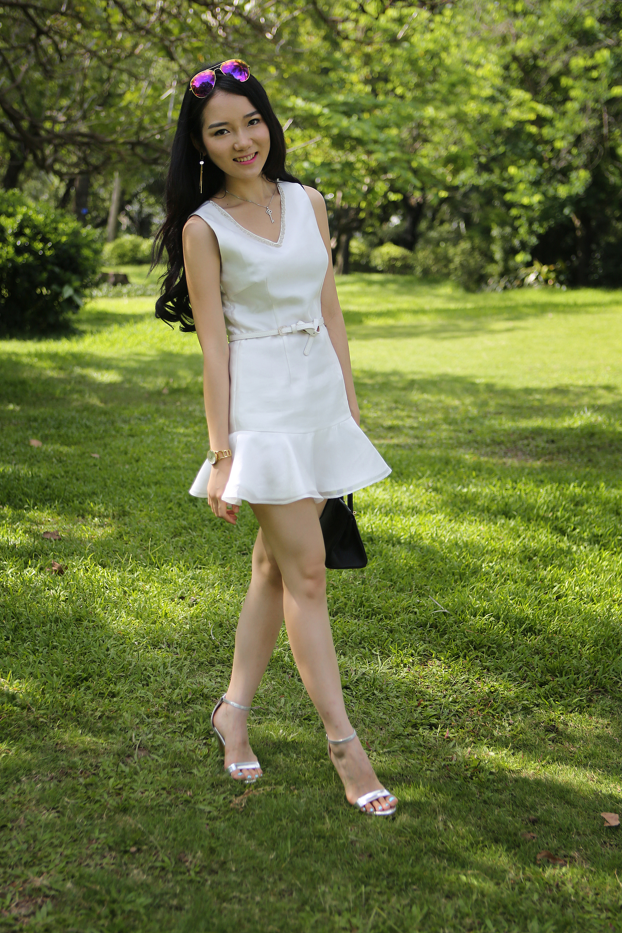 灯红酒绿还有朴素的生活简洁的背景更突显你的美丽车模一袭红衣倾玉骨