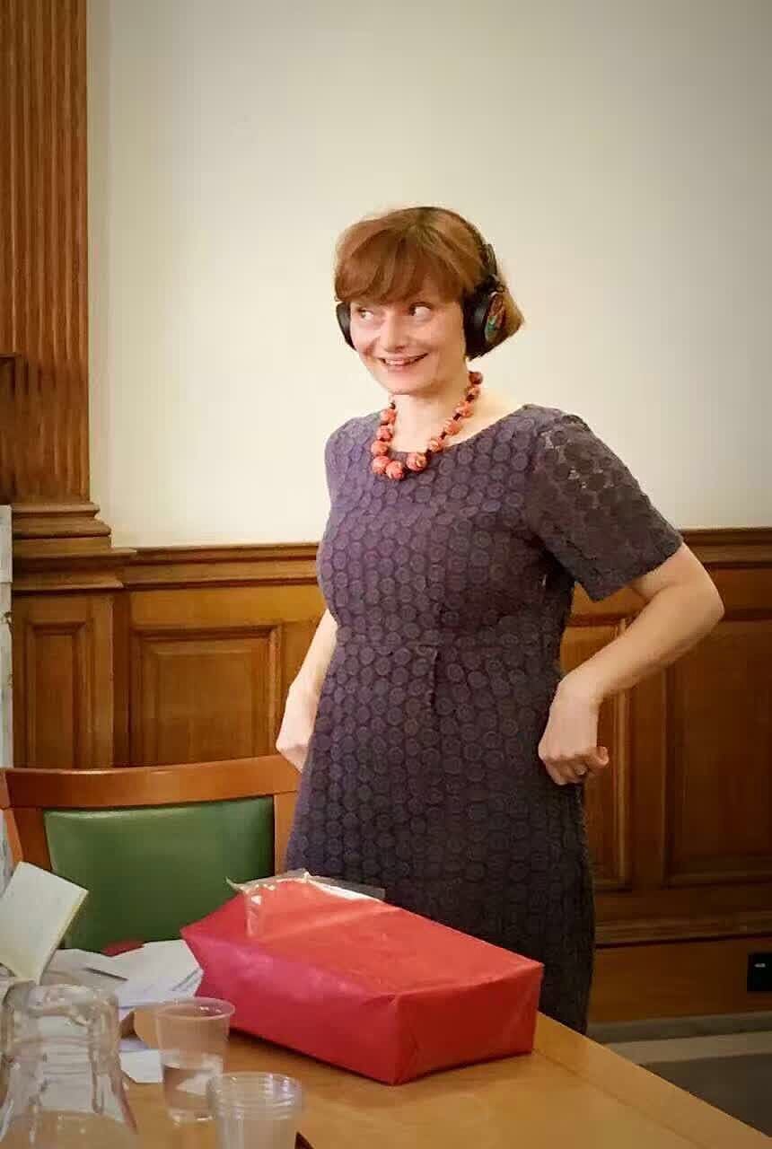 爱丁堡艺术总监阿穆尔佩戴我们的耳机想一个调皮的小女孩儿。