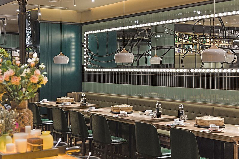 餐厅内采用芥末绿、薄荷绿、草木绿三种截然不同的绿色,交相辉映,营造出丰富的层次感,处处都标榜着自然与生机。