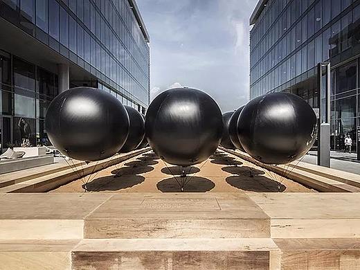 “2017年迪拜设计周”黑色气球装置 折射中东近代历史