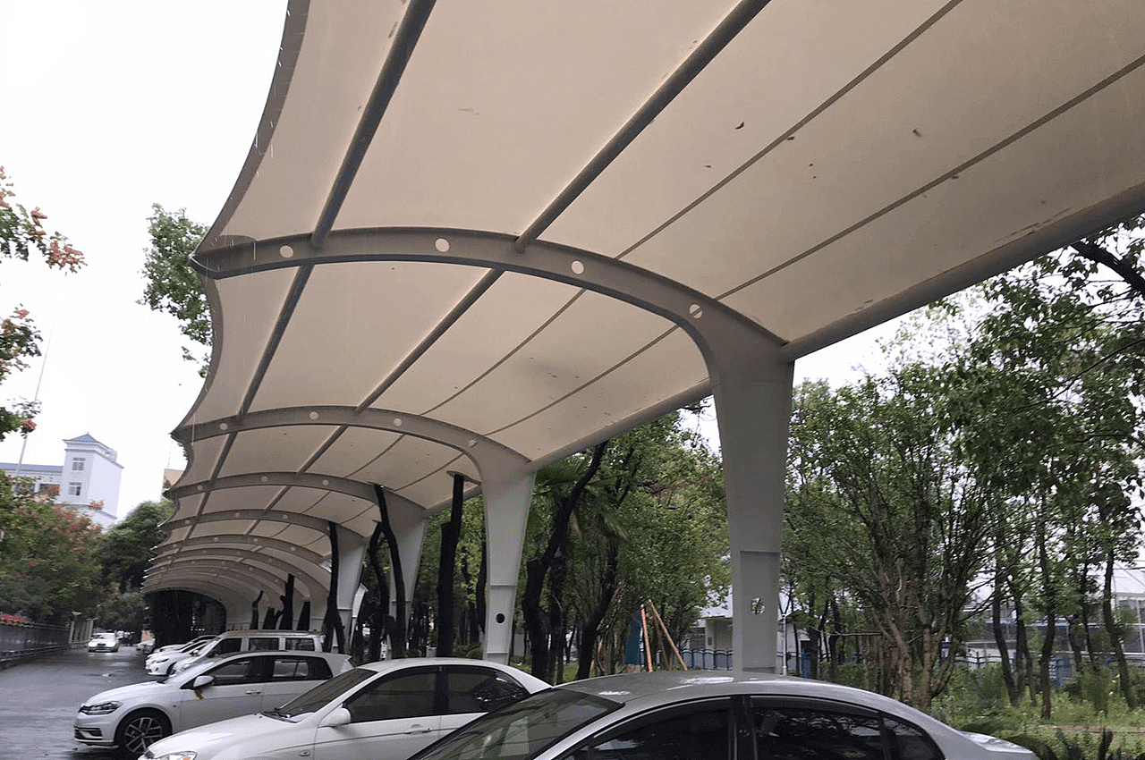 武汉天峰世纪膜结构厂定制7字形膜结构停车棚实景照片